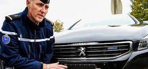Un radar embarqué disposé à l'avant d'un véhicule banalisé